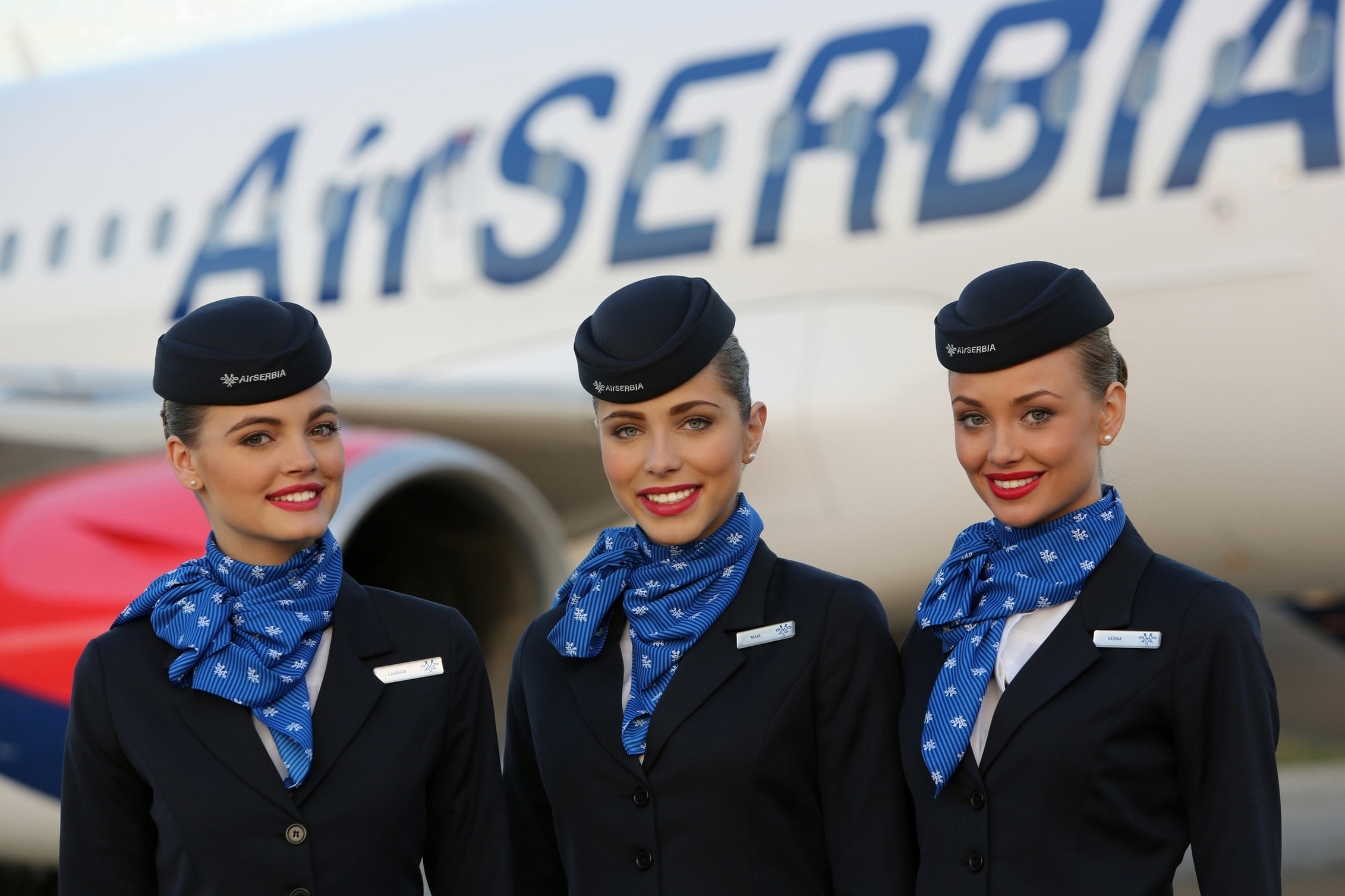 Air serbia белград. Эйр Сербия бортпроводники. Air Serbia стюардессы. Аэр Сербия авиакомпания. Азур Эйр стюардессы.